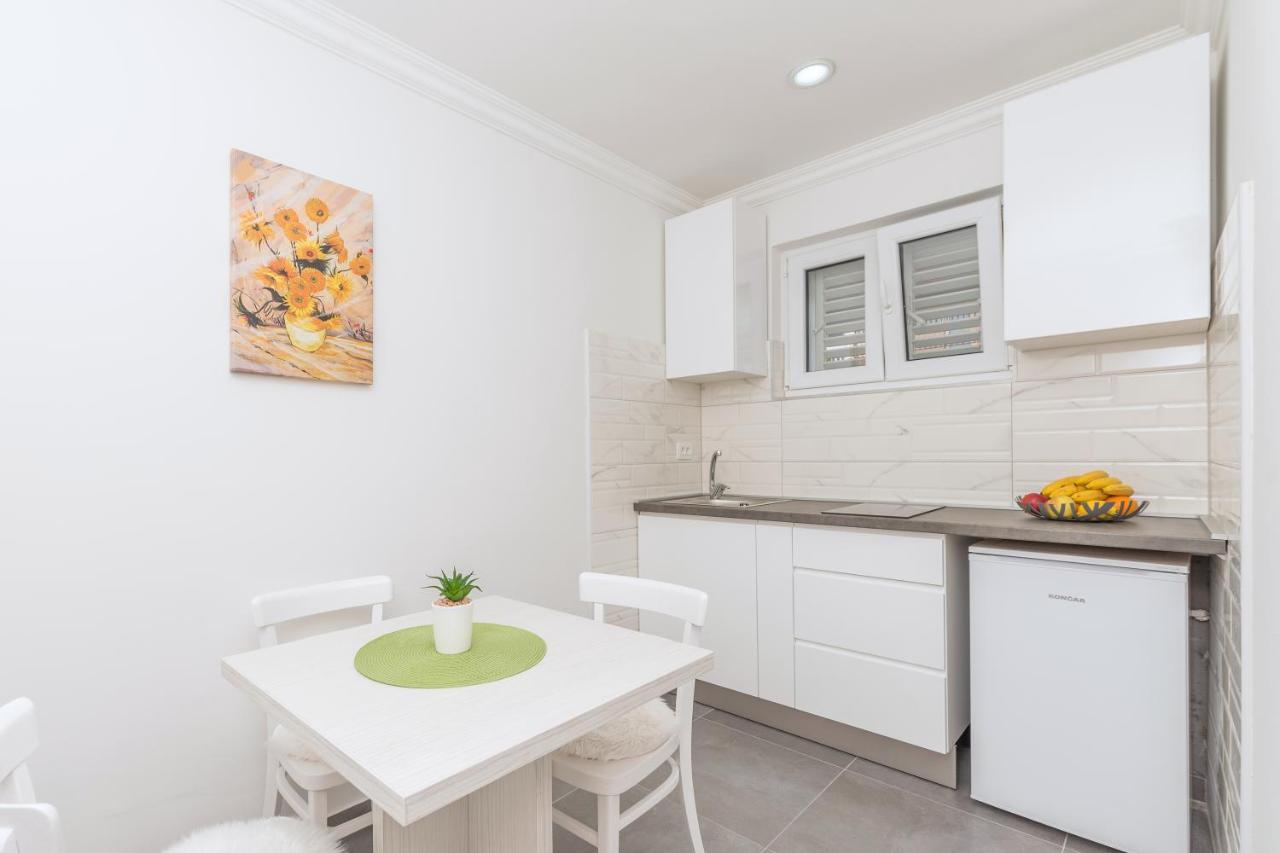Apartments Petrusic Макарска Екстериор снимка