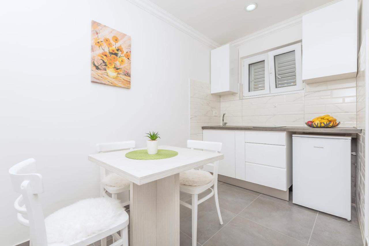 Apartments Petrusic Макарска Екстериор снимка