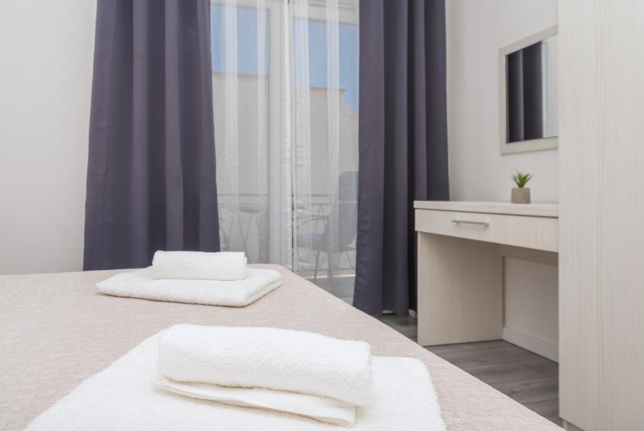 Apartments Petrusic Макарска Екстериор снимка