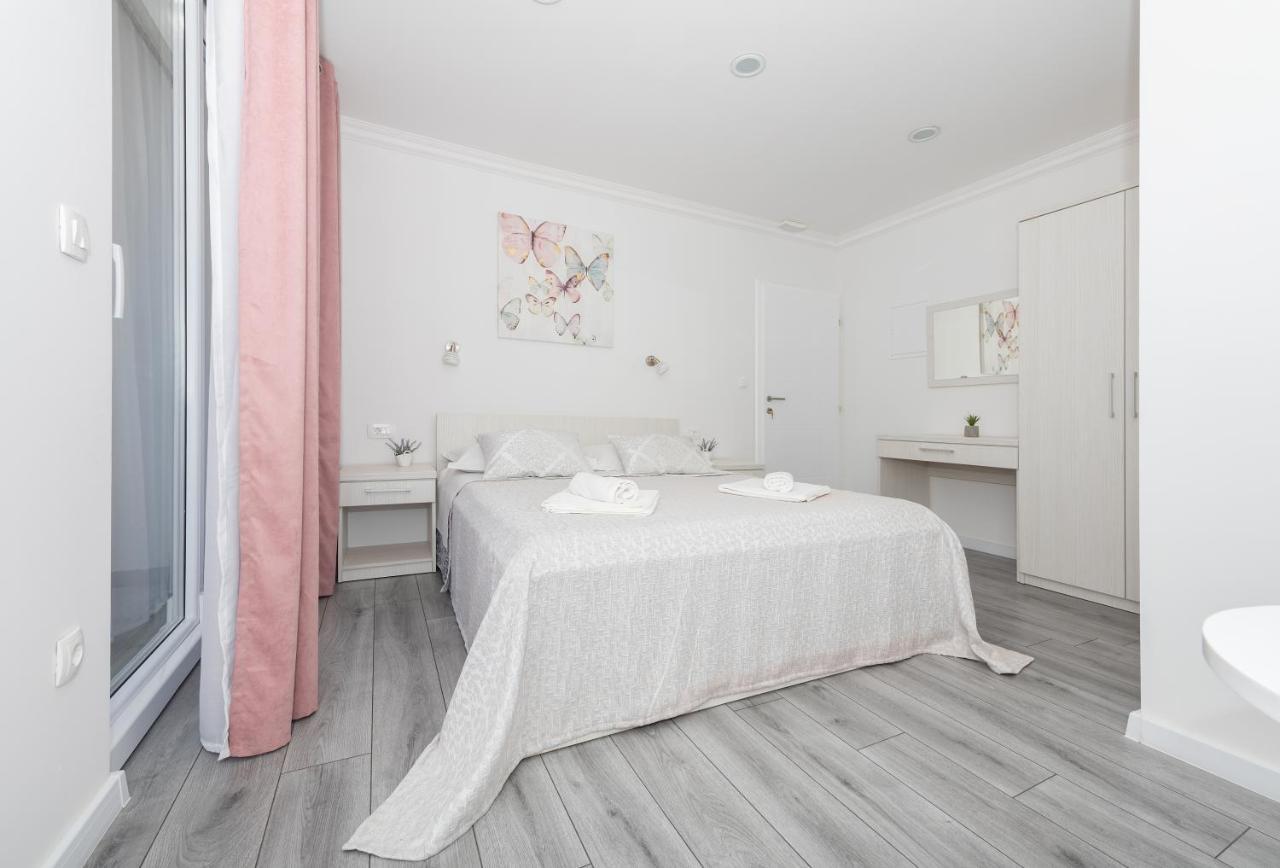 Apartments Petrusic Макарска Екстериор снимка